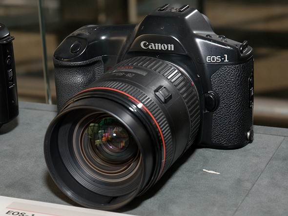 Canon EOS 1 front left 2016 Canon Plaza S