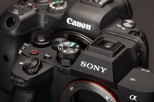 Sony a7IV Canon EOS R6 close up